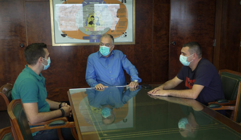 Συνάντηση Θεοδωρικάκου με τους αστυνομικούς που έσωσαν 48χρονη γυναίκα από απόπειρα αυτοκτονίας