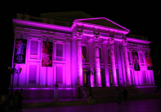 Ροζ το Δημοτικό Θέατρο Πειραιά για τον καρκίνο του μαστού