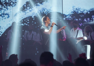 Νίκος Οικονομόπουλος – Η επιστροφή του στην νυχτερινή Αθήνα