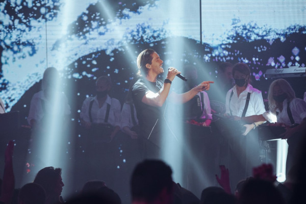 Νίκος Οικονομόπουλος – Η επιστροφή του στην νυχτερινή Αθήνα