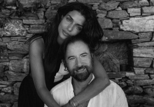 Κωστής Μαραβέγιας – Αυτή ήταν η μπομπονιέρα του γάμου του με την Τόνια Σωτηροπούλου