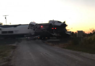 ΗΠΑ – Σοκαριστικό βίντεο – Σφοδρή σύγκρουση νταλίκας με τρένο