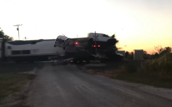 ΗΠΑ – Σοκαριστικό βίντεο – Σφοδρή σύγκρουση νταλίκας με τρένο