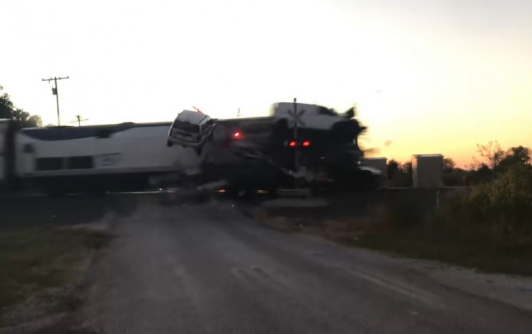 ΗΠΑ – Σοκαριστικό βίντεο – Σφοδρή σύγκρουση νταλίκας με τρένο