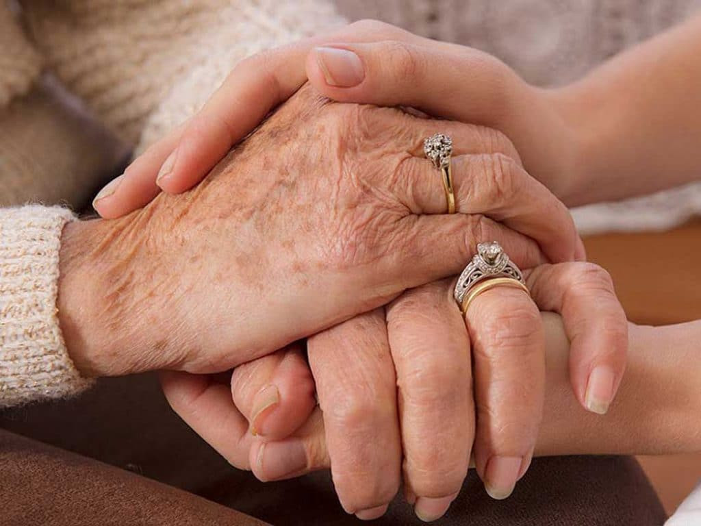 Ένα ζευγάρι 87 και 85 ετών παντρεύτηκε σήμερα στο δημαρχείο Αθηνών