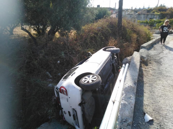 Κρήτη – Αυτοκίνητο έπεσε μέσα σε ρέμα – Από θαύμα γλίτωσε ο οδηγός