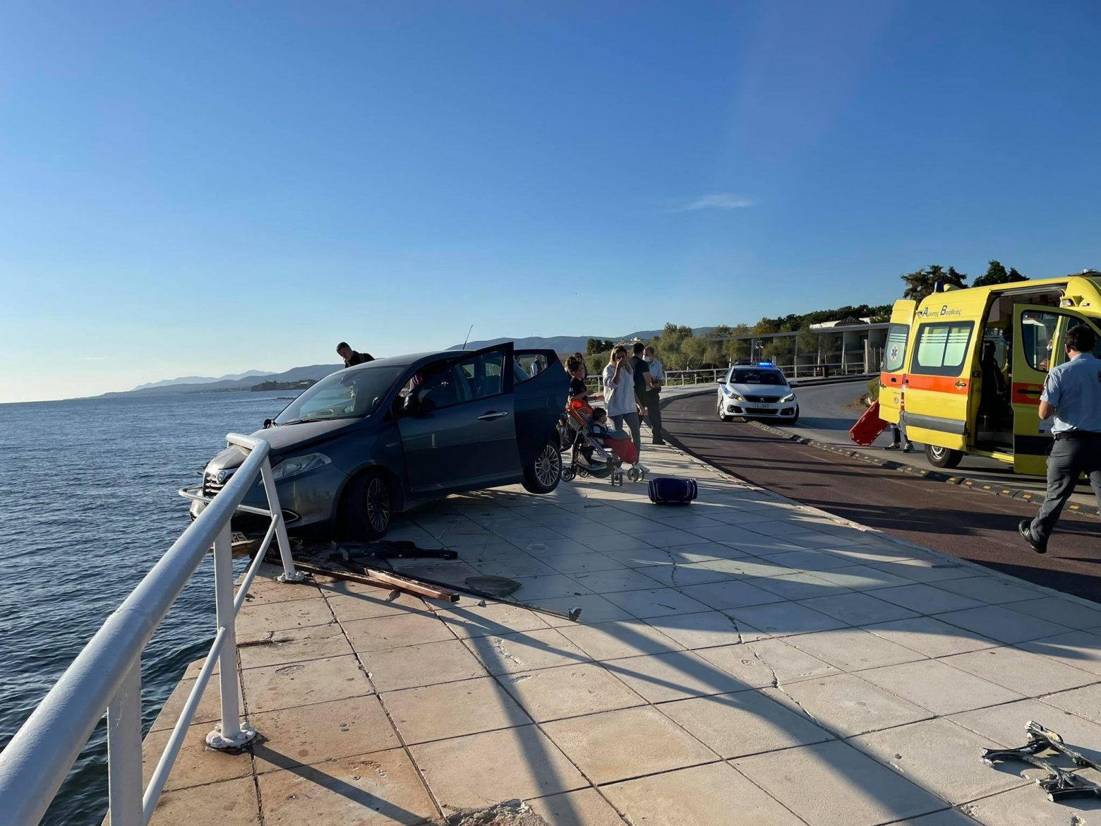 Αλεξανδρούπολη - Τρομακτικό τροχαίο - Αυτοκίνητο παρέσυρε παγκάκι, γυναίκα έπεσε στη θάλασσα