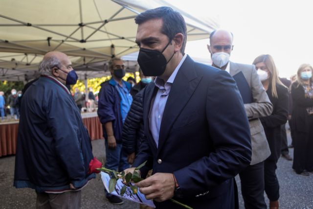 Μ’ ένα τριαντάφυλλο στο χέρι έδωσε το παρών ο Αλέξης Τσίπρας στην κηδεία του Τάσου Κουράκη