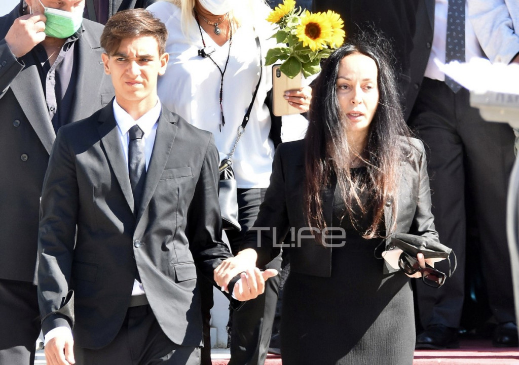 Άκης Τσοχατζόπουλος – Συντετριμμένοι η Βίκυ Σταμάτη και ο γιος τους στο μνημόσυνο για τις 40 ημέρες από τον θάνατό του