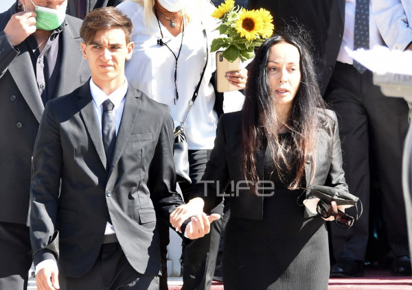 Άκης Τσοχατζόπουλος – Συντετριμμένοι η Βίκυ Σταμάτη και ο γιος τους στο μνημόσυνο για τις 40 ημέρες από τον θάνατό του