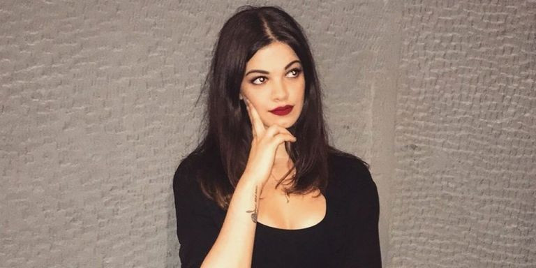 Τζένη Καζάκου – «Ο κόσμος ίσως ψάχνει σε εμένα τη γιαγιά μου, αλλά…»