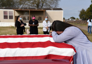 ΗΠΑ – Ξεπέρασαν τις 700.000 οι θάνατοι από Covid 19 – Οσος είναι ο πληθυσμός της Ουάσιγκτον