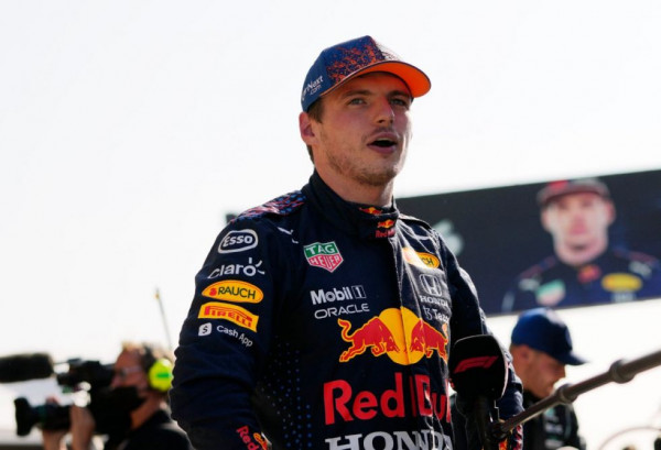 Ξέφυγε ο Φερστάπεν – Ύψωσε το μεσαίο του δάχτυλο στον Χάμιλτον