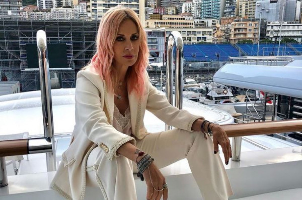 Άννα Βίσση – Ο Νίκος Καρβέλας την αποκάλεσε «γουρουνίτσα» και της είπε ότι «έκανε τη γλώσσα του να ριγήσει»