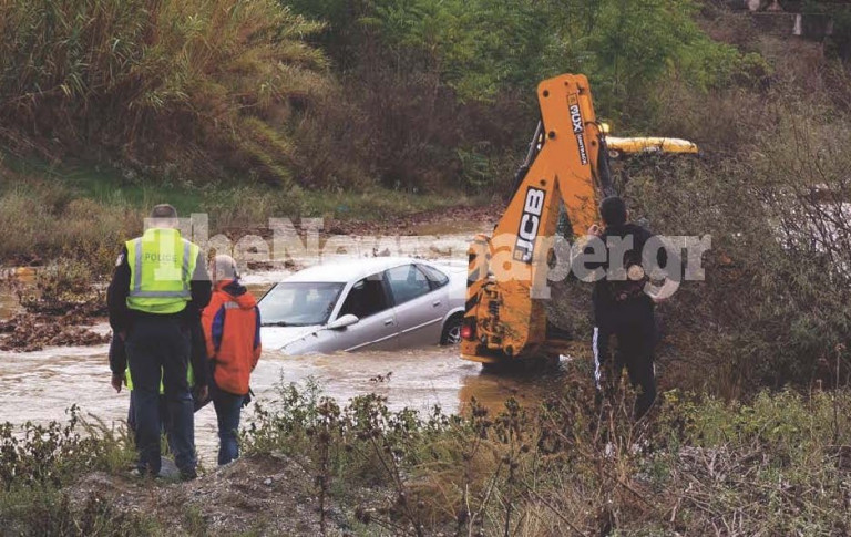 Κακοκαιρία «Αθηνά» – Αυτοκίνητο παρασύρθηκε σε ορμητικό χείμαρρο στον Βόλο