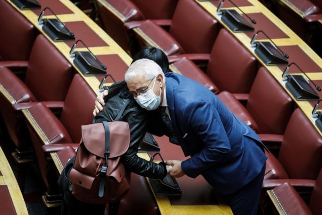 Συγκινητικές στιγμές στη Βουλή – Βουλευτές αγκαλιασμένοι θρηνούν για τη Φώφη Γεννηματά