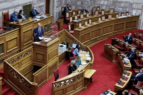 Με 191 υπέρ και 109 κατά ψηφίστηκε στη Βουλή η ελληνογαλλική συμφωνία