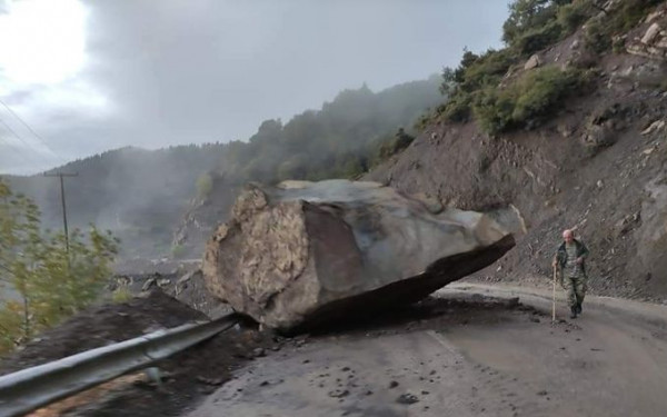Ευρυτανία – Εικόνες που σοκάρουν από τα Άγραφα – Τεράστιος βράχος έπεσε κοντά σε σπίτια και έκοψε τον δρόμο στα δύο
