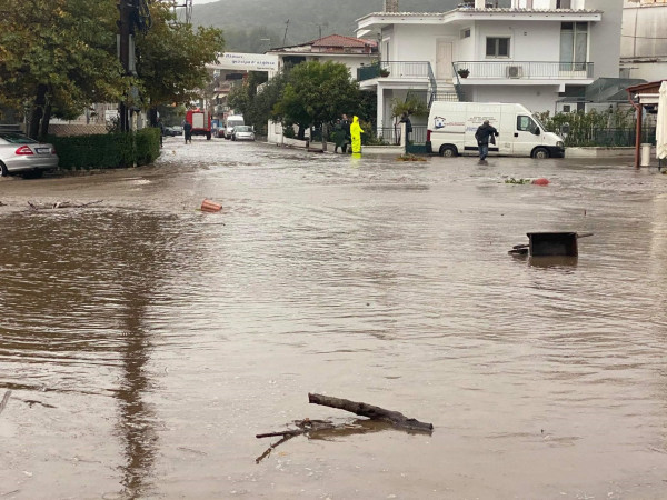 Χαλκιδική – Yπερχείλισε το ρέμα στην Ολυμπιάδα – Πλημμύρισαν σπίτια