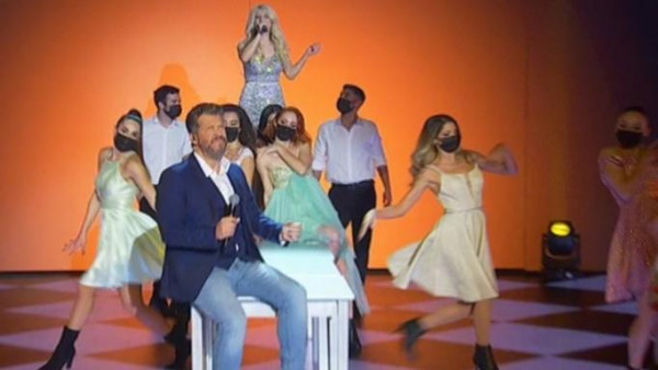 J2US – Η επική αντίδραση του Χάρη Βαθρακούρη στην γκάφα της Άννας Μαρίας