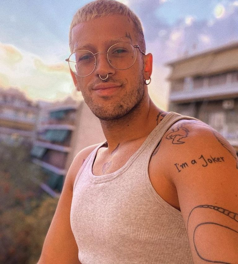 Τάσος Ξιαρχό – «Ο μπαμπάς μου μας κυνηγούσε μεθυσμένος με την καραμπίνα για να μας σκοτώσει»