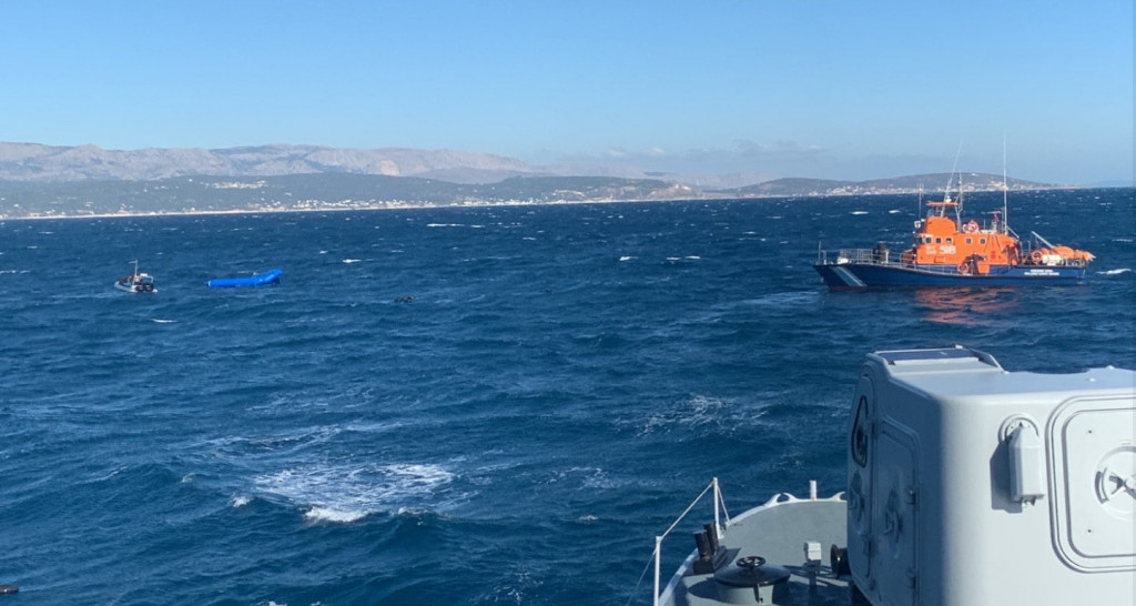Ναυάγιο στη Χίο – Τέσσερις νεκροί και ένας αγνοούμενος – Βίντεο από την επιχείρηση διάσωσης