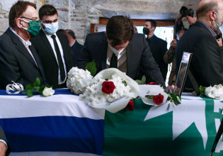 Χρηστίδης – Συντετριμμένος στη Μητρόπολη για το «ύστατο χαίρε» στη Φώφη Γεννηματά