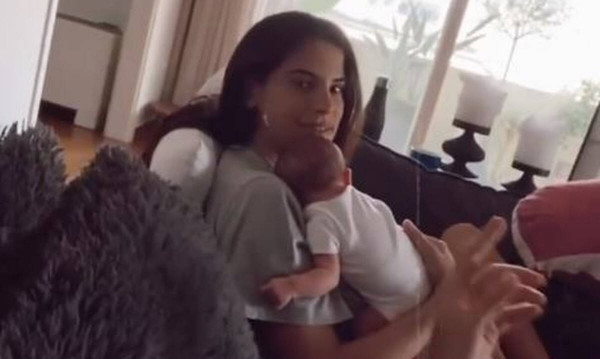 Σάκης Τανιμανίδης – Έλειψε πέντε μέρες και τα μωρά τρελάθηκαν μόλις τον είδαν