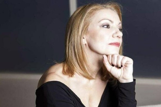 Πέμη Ζούνη – Οι γυναίκες δεν με έβλεπαν ποτέ ανταγωνιστικά, πάντα είχαμε μία συνενοχική σχέση