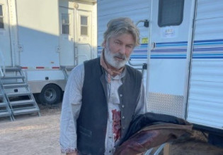 Άλεκ Μπάλντουιν – «Αληθινή σφαίρα» είχε το όπλο του – Νέα τροπή στην υπόθεση