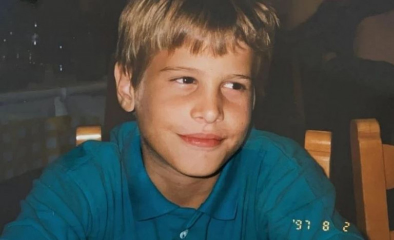 Αναγνωρίζετε το αγοράκι της φωτογραφίας;