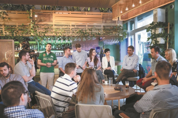 Κυβέρνηση – Επιχείρηση γοητείας με «σπίτια και δουλειές» για τους νέους