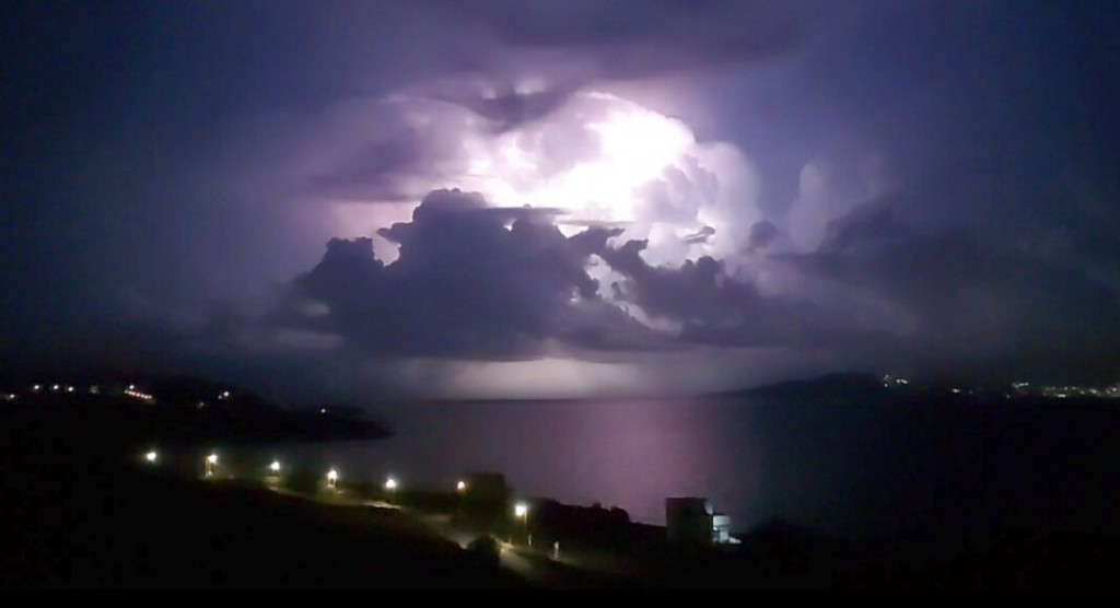 «Μπάλλος» – Εντυπωσιακές εικόνες από κεραυνούς που έκαναν τη νύχτα μέρα στη Μύκονο