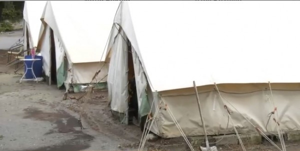 Αρκαλοχώρι – Στο έλεος της κακοκαιρίας οι σεισμόπληκτοί – Δύσκολη νύχτα στις σκηνές υπό καταρρακτώδη βροχή