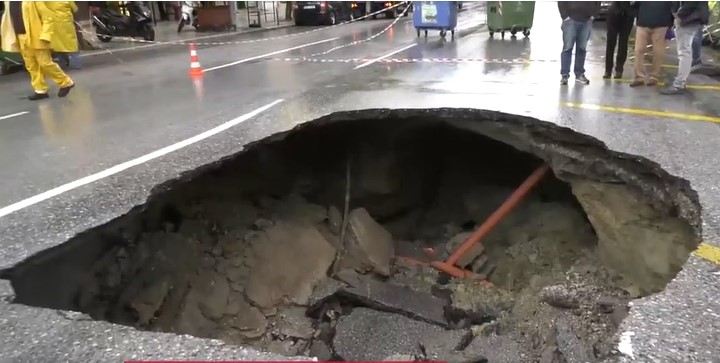 Θεσσαλονίκη – Ανασύρθηκε το λεωφορείο που «κατάπιε» η γη – Κρατήρας κάτω από το οδόστρωμα
