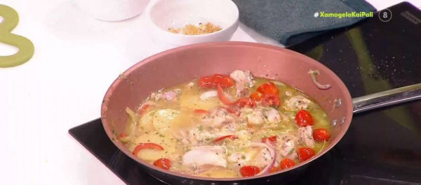 Ο Δημήτρης Σκαρμούτσος μαγειρεύει τηγανιά κοτόπουλο με πατάτες και λαχανικά