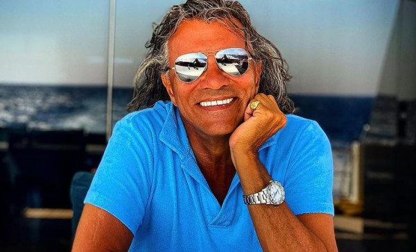 Ηλίας Ψινάκης – Ετοιμάζει ντοκιμαντέρ για την ζωή του