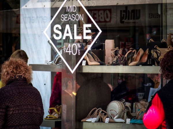 Ενδιάμεσες φθινοπωρινές εκπτώσεις – Πότε ξεκινούν – Πόσο θα διαρκέσουν