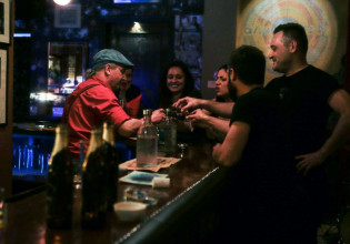 Προνόμια εμβολιασμένων – Με μουσική και χωρίς ωράριο ακόμα και στις περιοχές σε μίνι lockdown – Τι θα ανακοινωθεί την Τετάρτη