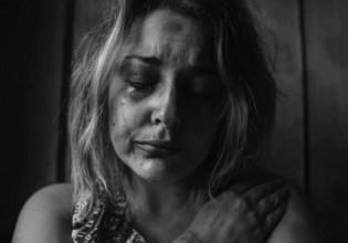 Εάν δεν θέλουμε γυναικοκτονίες να μάθουμε να μην αγνοούμε τα σημάδια ότι θα γίνουν