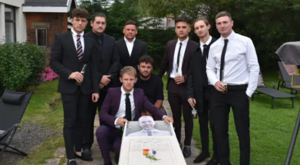 Τους εγκατέλειψε για τη σχέση του και οι φίλοι του έκαναν… κηδεία – Τι έλεγε ο ξεκαρδιστικός «επικήδειος»