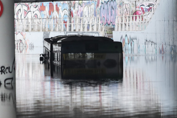 Πατούλης για κακοκαιρία – Πώς ένα λεωφορείο πήγε να περάσει βλέποντας μια λίμνη μπροστά του;