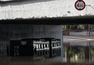 Κακοκαιρία «Μπάλλος» – Παρέμβαση εισαγγελέα για το λεωφορείο που «βούλιαξε» στην Λ. Ποσειδώνος
