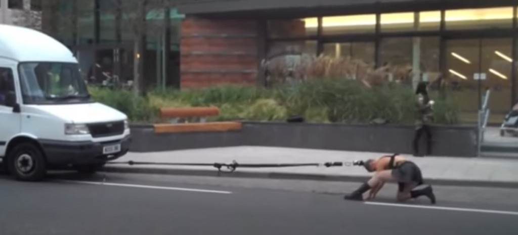 Τα πιο δυνατά μαλλιά του πλανήτη – Αυτή η γυναίκα έσυρε ένα… βαν με την κοτσίδα της