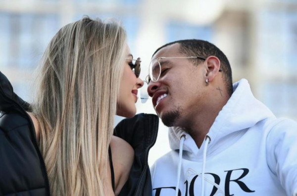 Εβαλε «φωτιά» στη Σαντορίνη με τις καυτές εμφανίσεις της σύζυγος παίκτη του ΠΑΟΚ