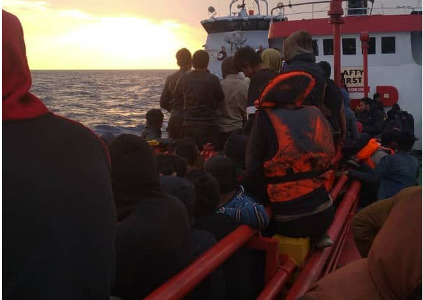 Ώρες αγωνίας για 400 πρόσφυγες – Αναζητώντας λιμάνι μετά τον Γολγοθά