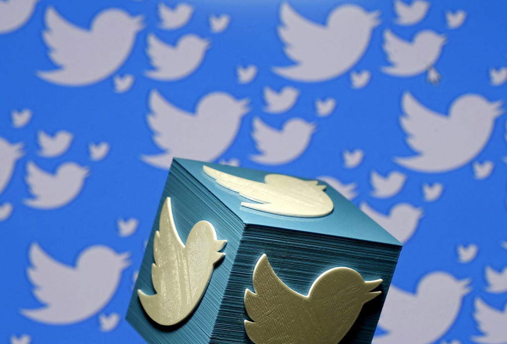 Το Twitter… «πετσόκοψε» το Facebook με τρεις μόλις λέξεις – Συνεχίζεται το τρολάρισμα