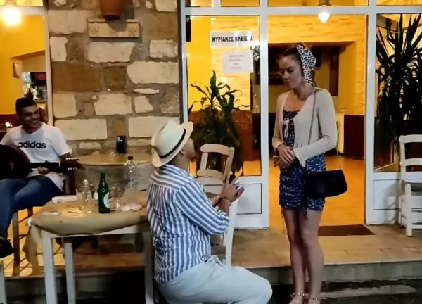 «Πιο ξινή πεθαίνεις» – Τουρίστρια είχε την πιο επική αντίδραση σε πρόταση γάμου στα Χανιά