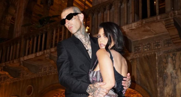 Κόρτνεϊ Καρντάσιαν – Αρραβωνιάστηκε τον Τράβις Μπάρκερ σε ένα ρομαντικό σκηνικό στην παραλία