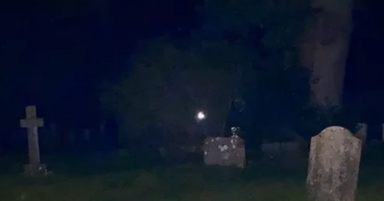 Ο απόλυτος τρόμος – Έβγαλαν φωτογραφία σε νεκροταφείο και πίσω τους στεκόταν ένα… φάντασμα